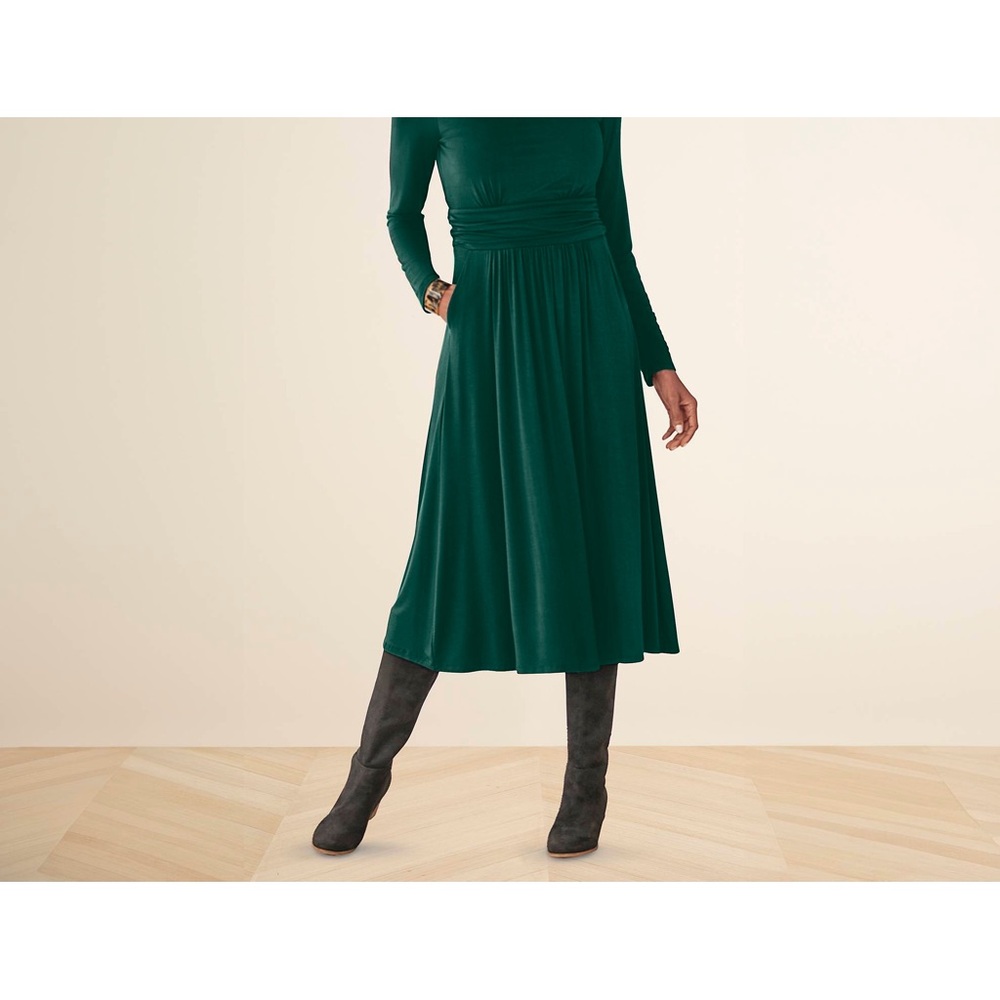 Chadwick’s Knit Dress, NWOT, Ruching at waist, side pockets.  Skirt 27 1/2”